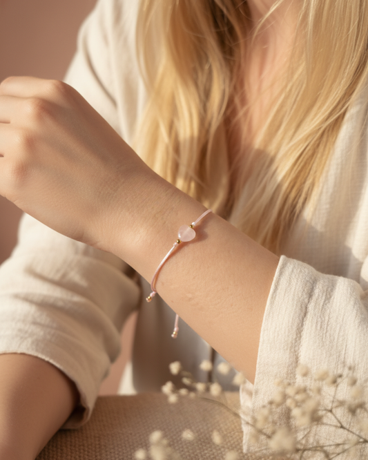 Satijnen Armbandje met Rozenkwarts Hartje — Voor Liefde, Zachtheid en Geborgenheid