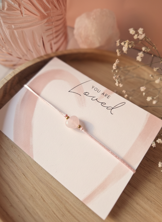 Satijnen Armbandje met Rozenkwarts Hartje — Voor Liefde, Zachtheid en Geborgenheid