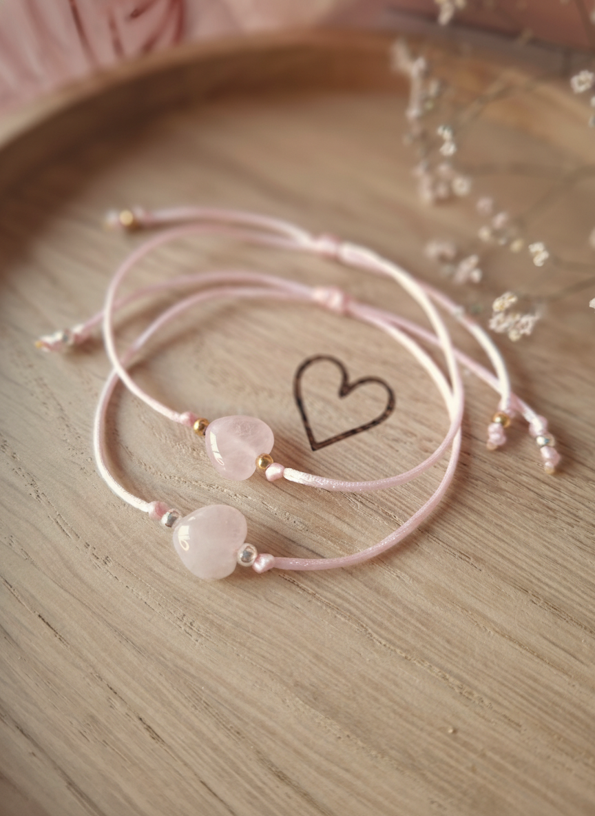 Satijnen Armbandje met Rozenkwarts Hartje — Voor Liefde, Zachtheid en Geborgenheid