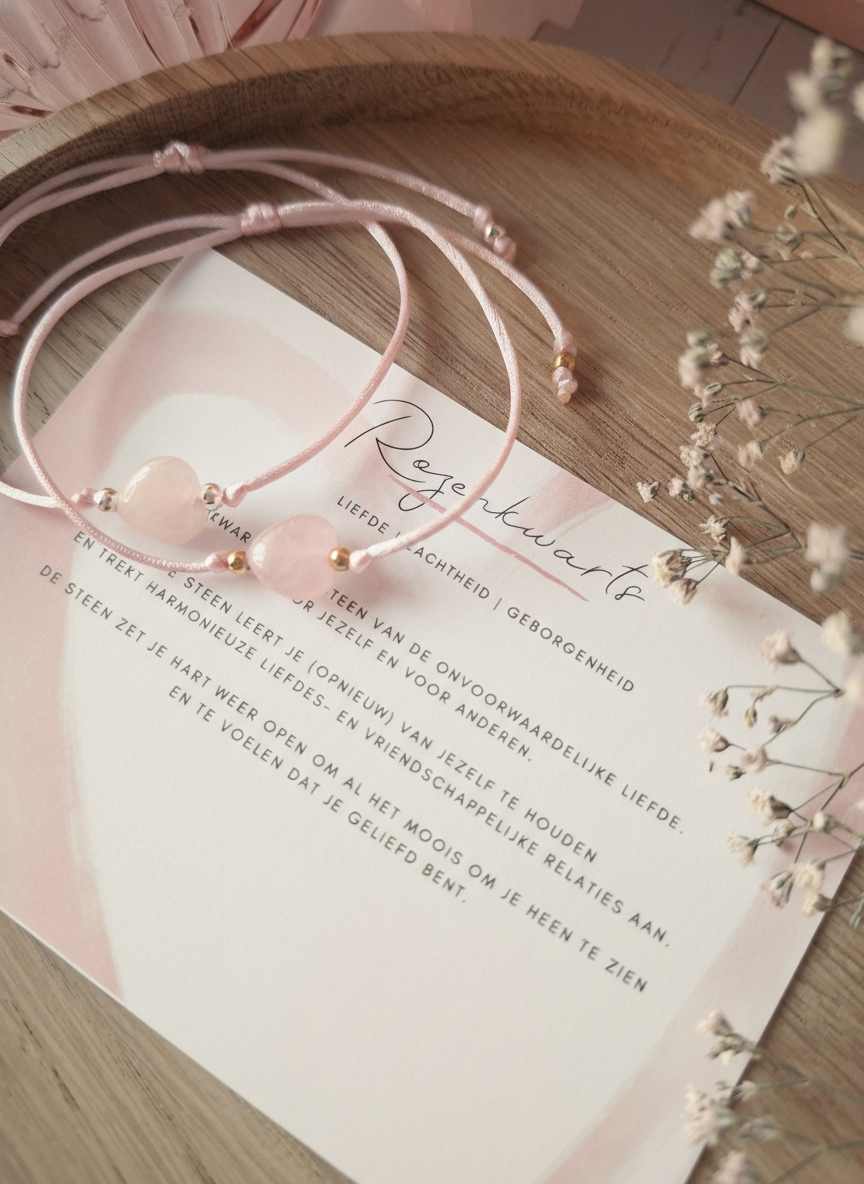 Satijnen Armbandje met Rozenkwarts Hartje — Voor Liefde, Zachtheid en Geborgenheid