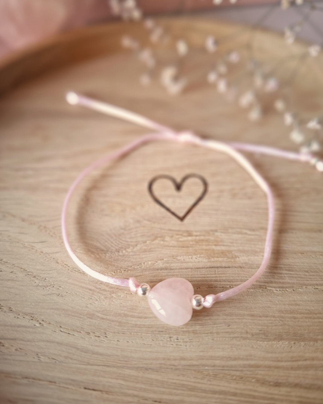 Satijnen Armbandje met Rozenkwarts Hartje — Voor Liefde, Zachtheid en Geborgenheid