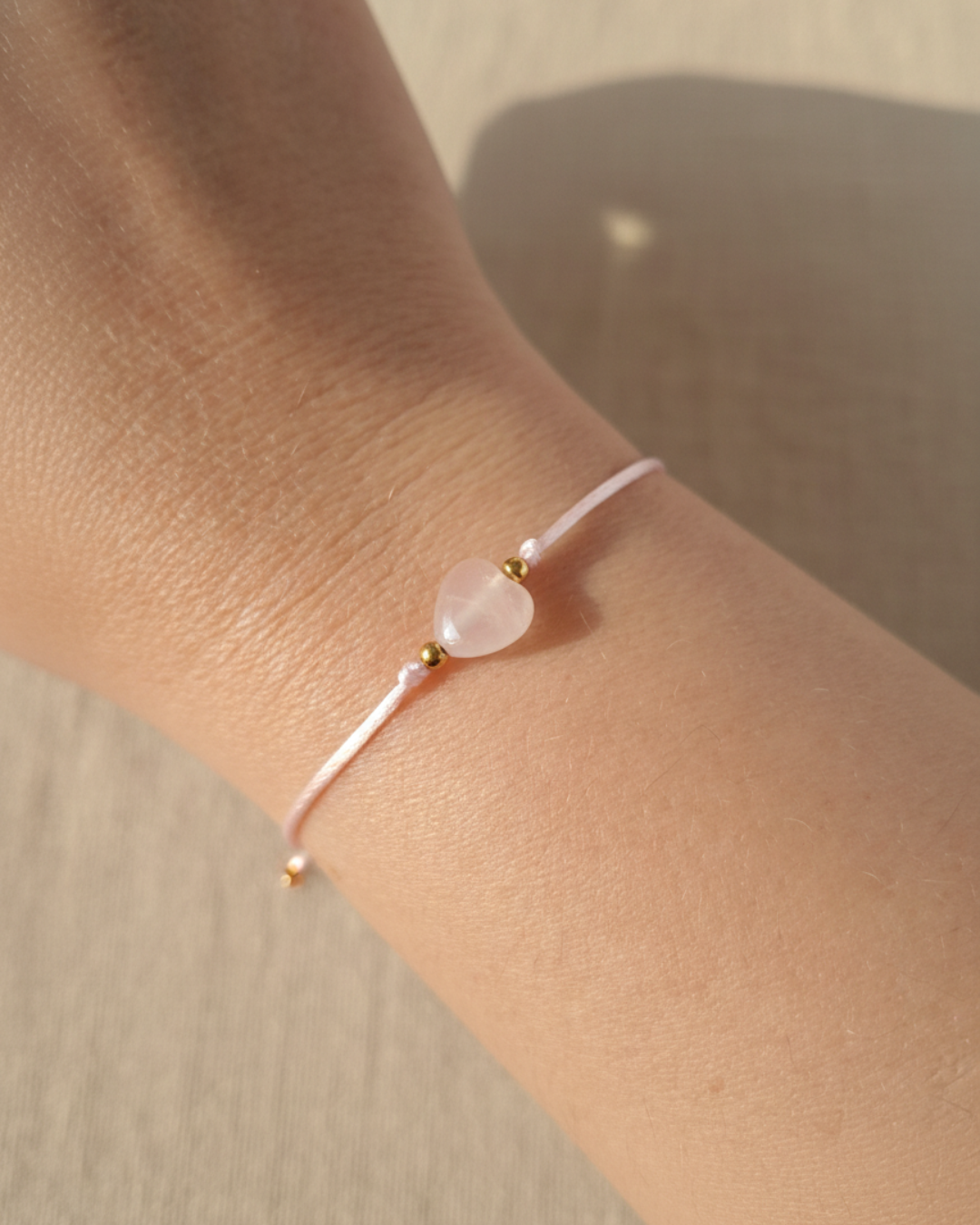 Satijnen Armbandje met Rozenkwarts Hartje — Voor Liefde, Zachtheid en Geborgenheid